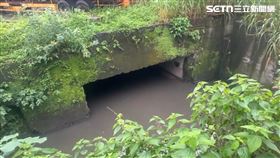 基隆、汐止自來水遭油汙染，源頭疑似在源遠路溝渠。（圖／記者林俊華攝影）