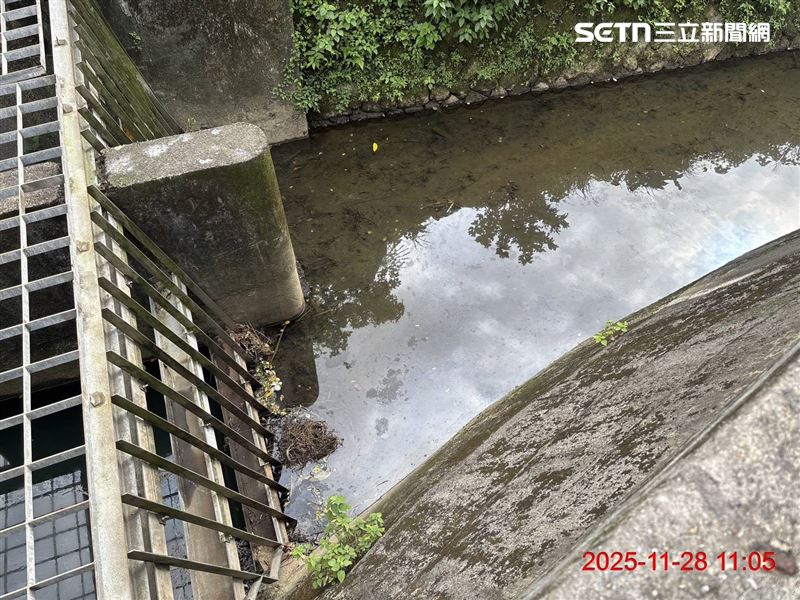 基隆、汐止自來水遭油汙染，源頭疑似在源遠路溝渠。（圖／翻攝畫面）
