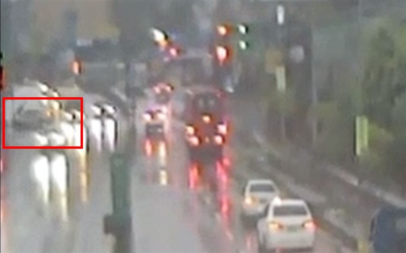 朱男毒駕開車闖紅燈撞上曹男的機車瞬間。（圖／翻攝畫面）