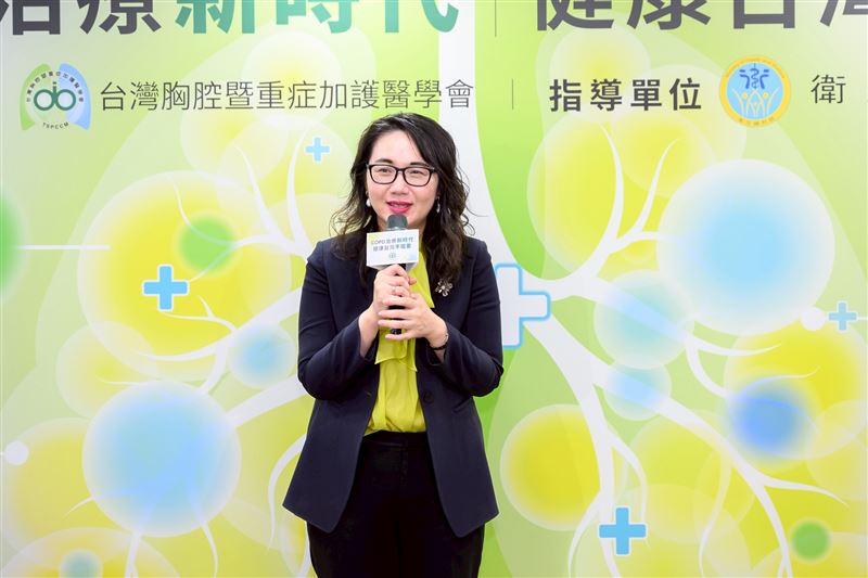 健保署長陳亮妤指出,健保治療接軌國際為目前健保給付目標,未來將持續討論COPD治療政策,助力健康台灣。(圖/台灣胸腔暨重症加護醫學會提供)