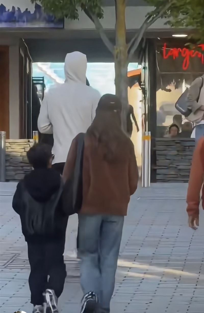 昆凌的私服打扮也成為焦點，低調又時尚輕鬆陪伴8歲兒。（圖／翻攝自小紅書）