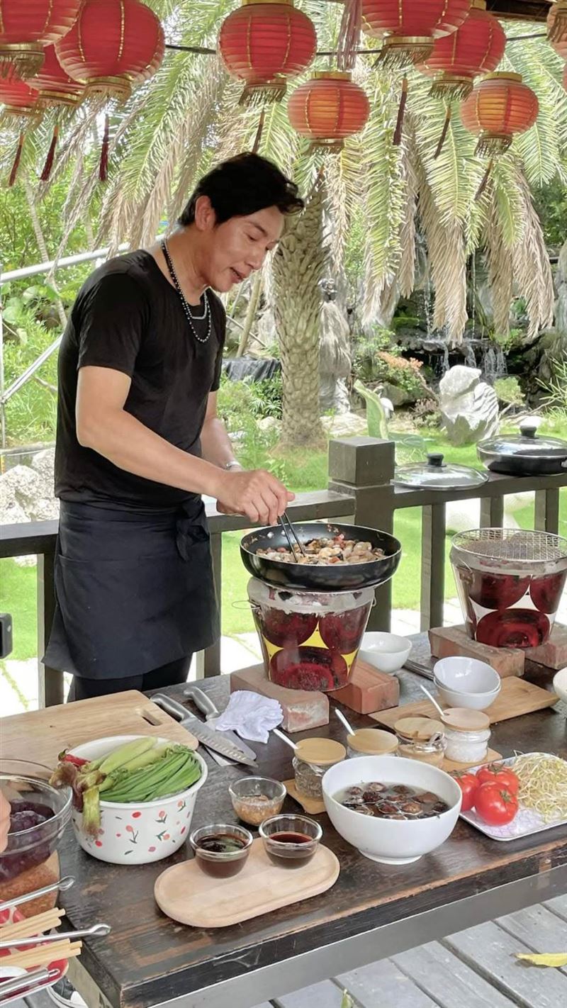 陳鴻示範廚藝。(圖／陳鴻提供)