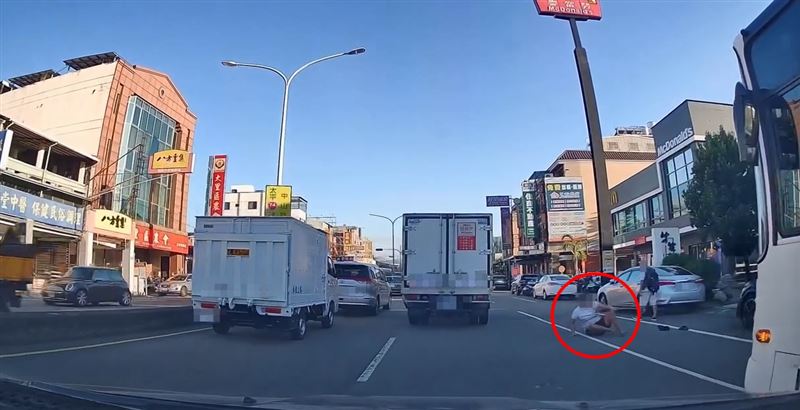 台中大里區出現「打滾怪客」，男子躺在車道上滾動，嚇壞路過民眾。（圖／網友boting_ko授權提供）