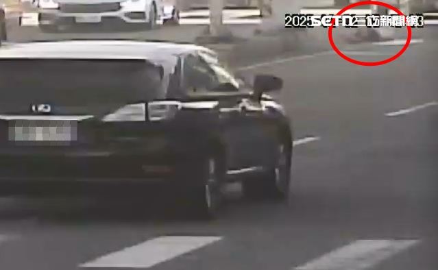 男子在車水馬龍的中興路口來回滾動，脫序舉動令人捏把冷汗。（圖／翻攝畫面）