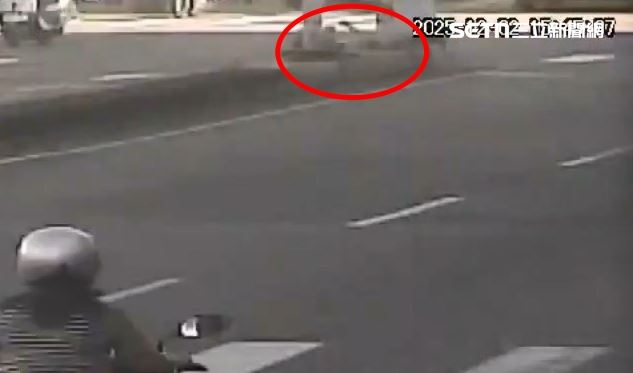 男子在車水馬龍的中興路口來回滾動，脫序舉動令人捏把冷汗（圖／翻攝畫面）