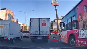 大里,中興路,路口,躺地,怪客,男子,玩命,打滾（圖／網友boting_ko授權提供）