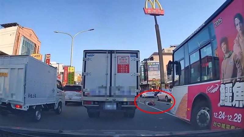 超扯畫面曝光！台中男玩命「躺路口」打滾
