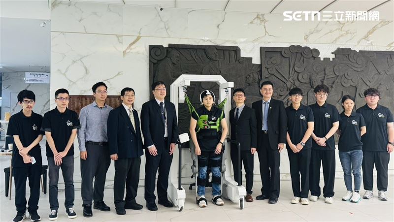 國立中興大學副教授李聯旺、陽明交大教授柯立偉、高雄醫大教授陳嘉炘組成跨領域團隊，打造出全球第一台「AI隨動步行復健機器人 HopeStride」。（圖／記者柯美儀攝影）