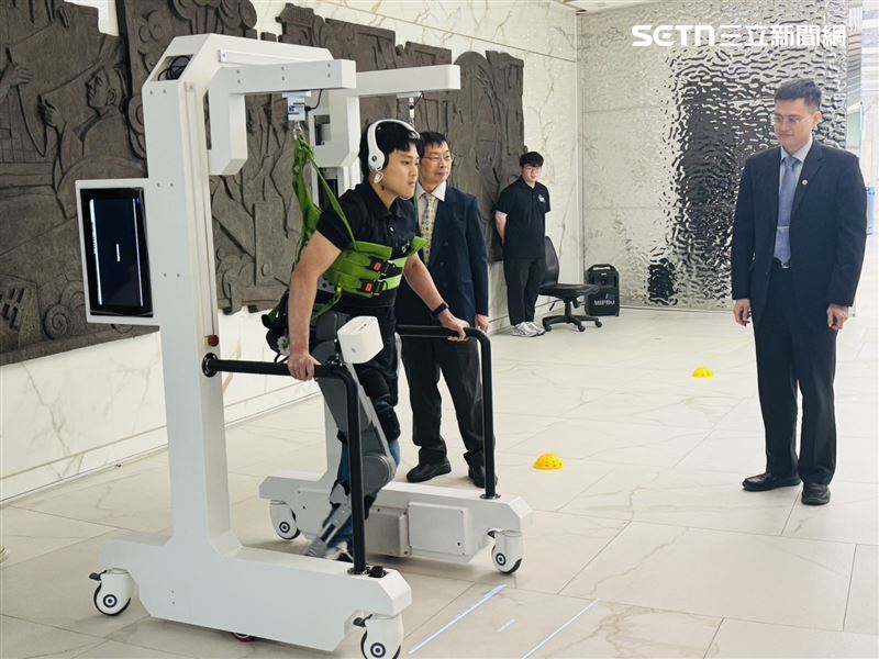 HopeStride讓患者能「用腦走路」。（圖／記者柯美儀攝影）