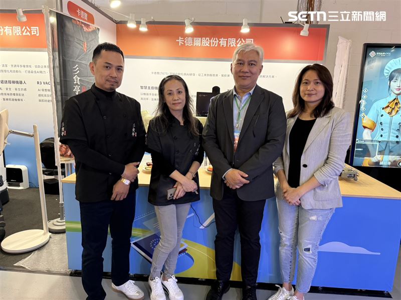 卡德爾（7675）為彡食亭鐵板燒打造的「AI智慧鐵板燒主廚」將於聖誕節前在中和公園店與民眾見面。左起彡食亭鐵板燒楊老闆、營運長楊小姐、卡德爾總經理王岡凌、卡德爾財務長林郁菁。（圖／記者李育道攝影）