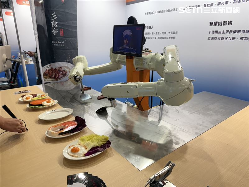 「AI智慧鐵板燒主廚」會用鏟子壓住一側，再以探針戳壓另一側，模擬家庭主婦煎魚時用筷子確認中心熟度的方式；鏡頭則透過紅外線監測溫度、觀察色澤變化，再綜合血紅素含量與顏色飽和度，推算牛排的三分、五分或全熟狀態。（圖／記者李育道攝影）