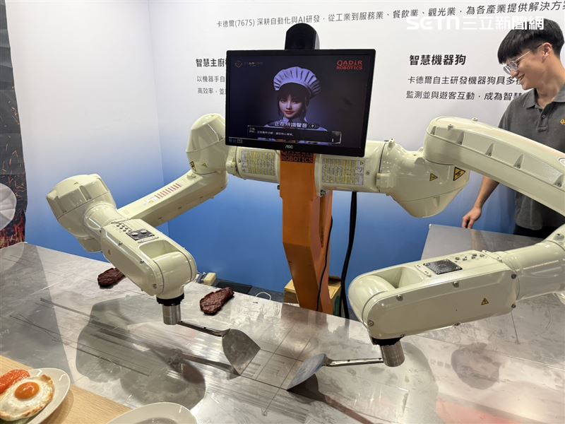王岡凌表示，機器人速度遠超一般協作型，「大概快十倍，一秒鐘能移動12公尺，換算起來有五、六十公里的速度」，因此在高溫拋鍋、炒牛肉、炒羊肉時，速度比師傅快得多，且不會手酸、不會疲倦。（圖／記者李育道攝影）