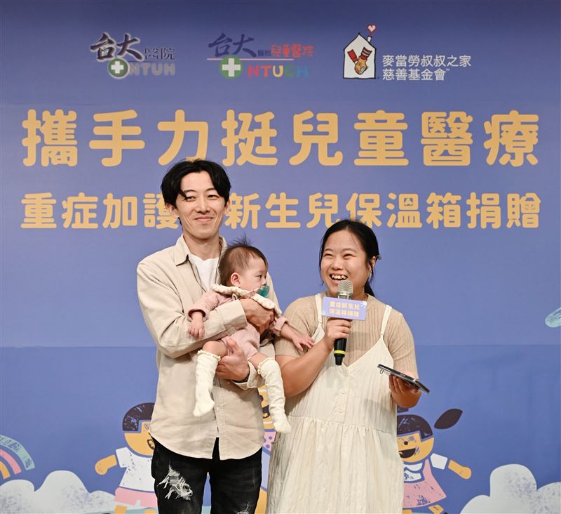 小恩媽媽(右)分享,小恩33週突然早產,緊急送往台大兒醫後,重症加護型保溫箱成為她第一個家。(圖/麥當勞叔叔之家慈善基金會提供)