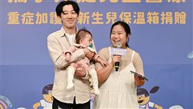 小恩媽媽（右）分享，小恩33週突然早產，緊急送往台大兒醫後，重症加護型保溫箱成為她第一個家。（圖／麥當勞叔叔之家慈善基金會提供）