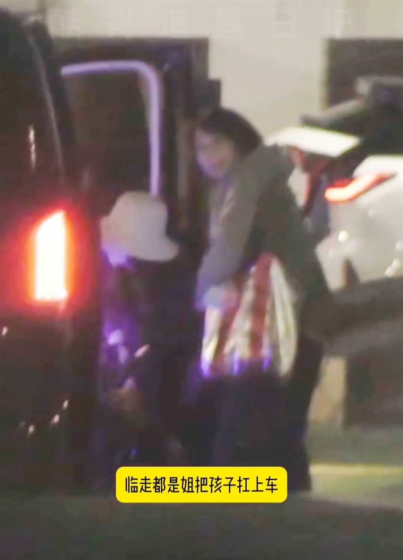 劉詩詩直接把兒子「扛上車」。（圖／翻攝自微博）