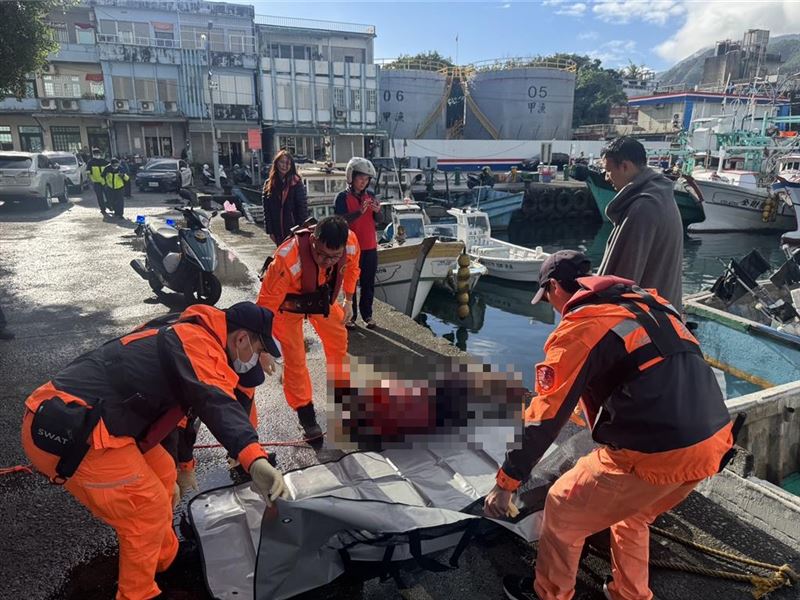 宜蘭縣南方澳漁港2日驚見一具浮屍。（圖／翻攝自《記者爆料網》）