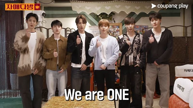 網友對張藝興（右2）在節目宣傳影片中手插口袋的姿態，及略顯生疏的韓語發音提出批評與質疑。（圖／翻攝自YouTube CoupangPlay）