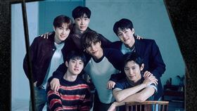 EXO在官方社群平台公開了最新粉絲見面會「EXO’verse」的團體宣傳照與活動資訊。（圖／翻攝自IG @weareone.exo）