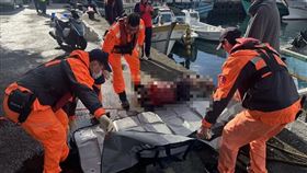 宜蘭縣南方澳漁港2日驚見一具浮屍。（圖／翻攝自《記者爆料網》）