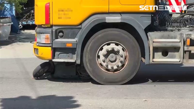 女騎士遭聯結車右前方車輪輾壓，「屍首分離」當場死亡。（圖／翻攝畫面）