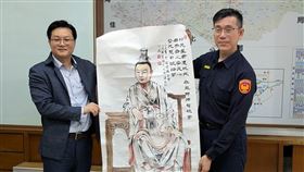 麻豆警偵破神像遭盜案　市府副秘書長照原雕像繪「卯兔星君」贈警分局（圖／麻豆警分局提供）