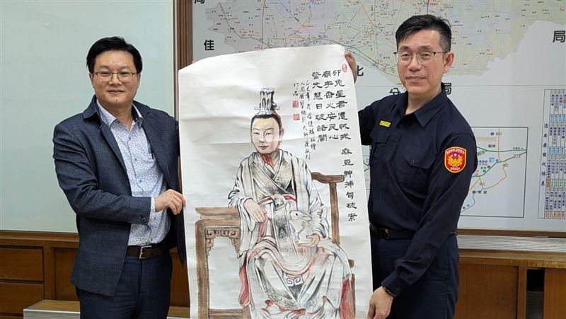 麻豆警偵破神像遭盜案!他繪卯兔星君贈警