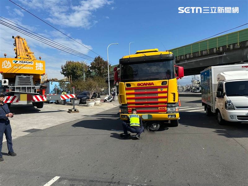 台中烏日區發生死亡車禍，女騎士遭聯結車輾壓，屍首分離慘死。（圖／翻攝畫面）