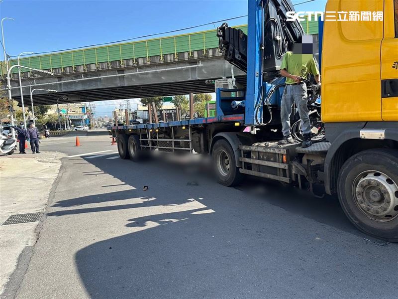 女騎士遭聯結車右前方車輪輾壓，「屍首分離」當場死亡。（圖／翻攝畫面）