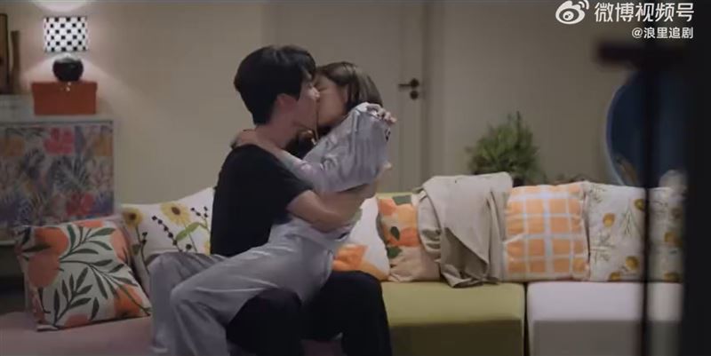 陳妍希和周柯宇在劇中有大量吻戲和親密戲。（圖／翻攝自微博）