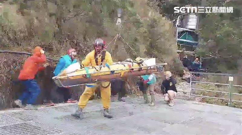 一行人就快抵達山屋，校長突然喊累，想獨留原地煮茶水稍作休息；豈料，天人永隔。（圖／翻攝畫面）