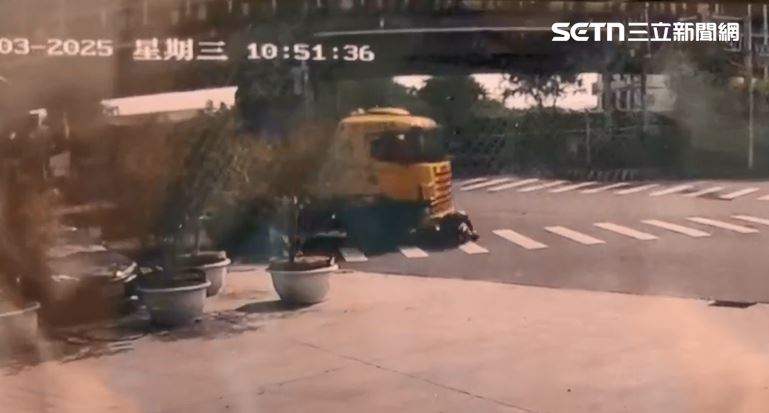 台中烏日死亡車禍，女騎士右轉與聯結車碰撞，遭捲入車底爆頭亡。（圖／翻攝畫面）