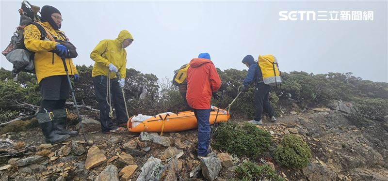 一行人就快抵達山屋，校長突然喊累，想獨留原地煮茶水稍作休息；豈料，天人永隔。（圖／翻攝畫面）