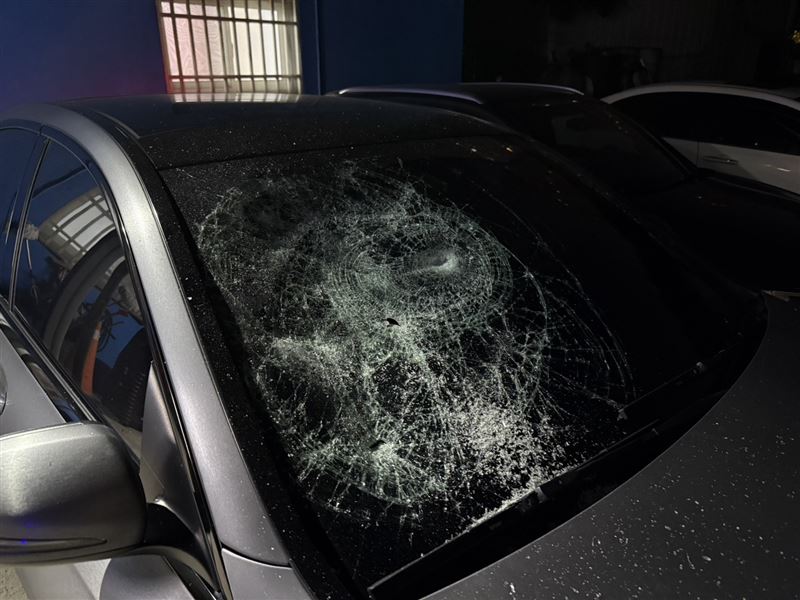 蔡姓駕駛與小孩在車內，擋風玻璃遭陳男持槍托砸破，當場嚇壞。(圖／翻攝畫面)