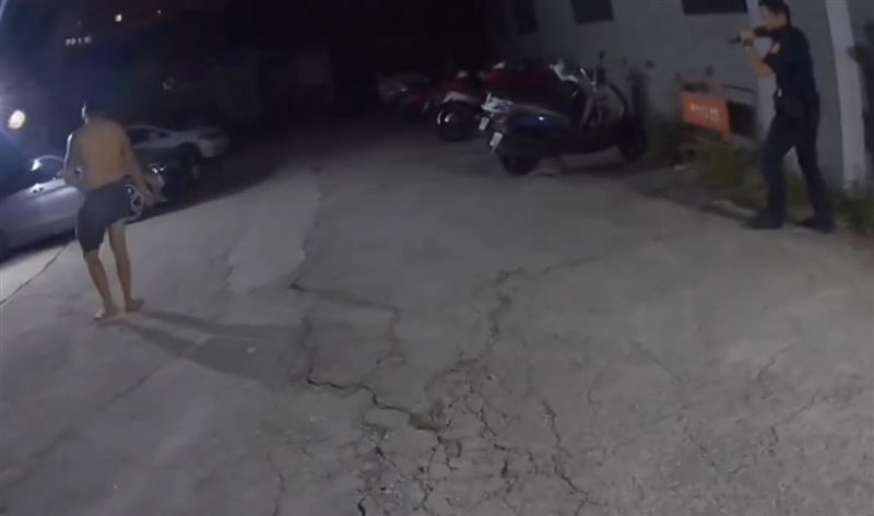 陳姓男子吸毒後竟帶槍闖入游泳池，朝游泳教練及6歲女童瞄準扣扳機，幸好子彈卡住未擊發。(圖／翻攝畫面)