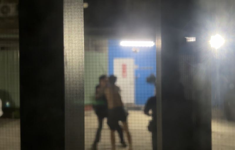 陳男情緒激動，打赤膊大鬧，一度拒捕還襲警，最後遭員警壓制。(圖／翻攝畫面)