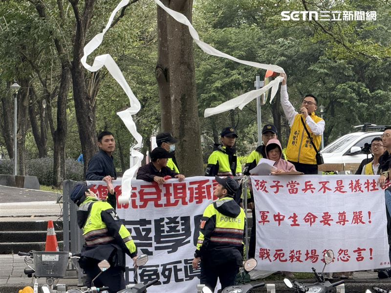 新黨副秘書長游智彬拿著捲筒衛生紙在民進黨中央黨部樓下抗議（圖／記者劉秀敏攝影）