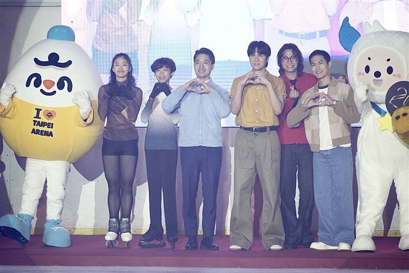 蔣萬安、宇宙人（右起為吉他手阿奎、貝斯手方Q、主唱小玉）出席台北小巨蛋20週年生日慶活動（圖／北市府提供）