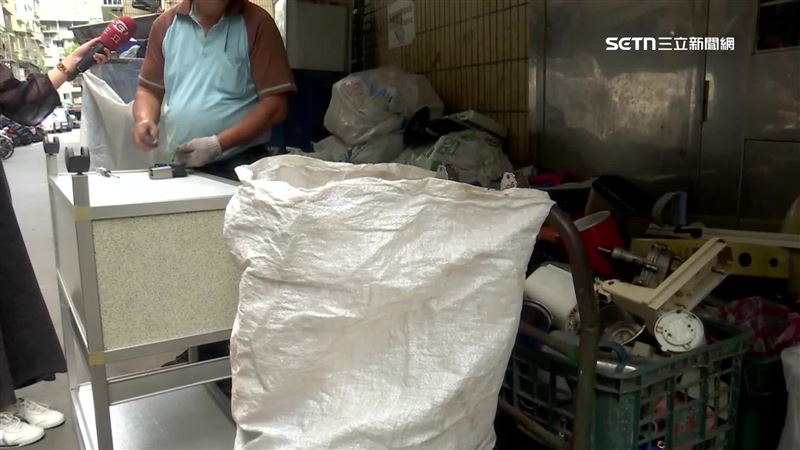 清潔員送拾荒嬤32元回收電鍋獲罪，社會輿論沸騰。（圖／資料照）