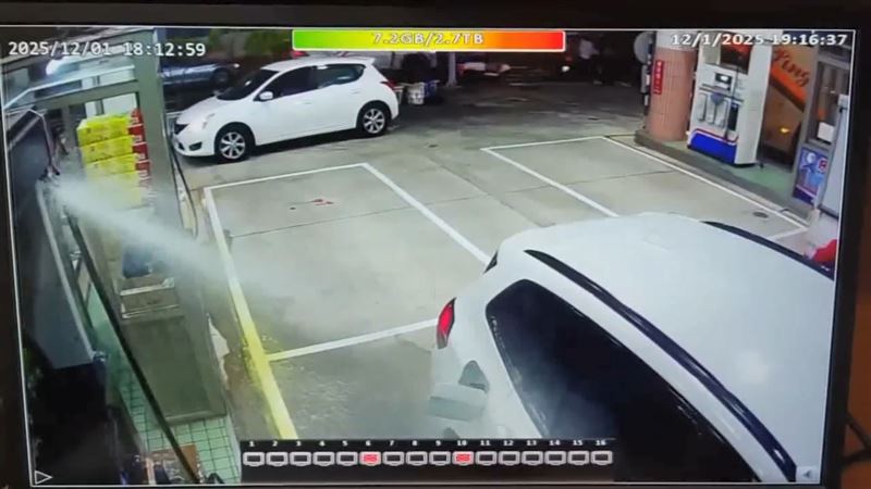 專業人士說，加油機若沒有緊急按鈕，可以將加油槍掛回去就會停止供油。（圖／翻攝畫面）