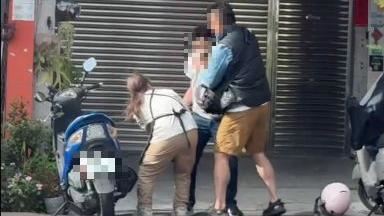 少年當街激動揮刀傷母 熱心路人英勇奪刀