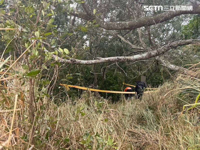 台中南屯區發生離奇死亡案件，男子全身是血，倒臥草叢內慘死。（圖／翻攝畫面）