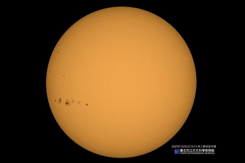 天文館於昨日14時13分拍攝的太陽影像。黑子群正隨著太陽自轉而逐漸朝向地球。（圖／取自台北天文館官網）