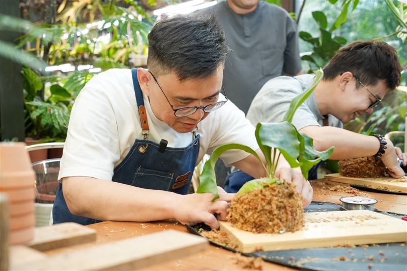 「綠手指」賴瑞隆偕張博洋化身「養鹿人」手作鹿角蕨 提「文創體驗觀光」政見：讓高雄成青年實踐夢想之城