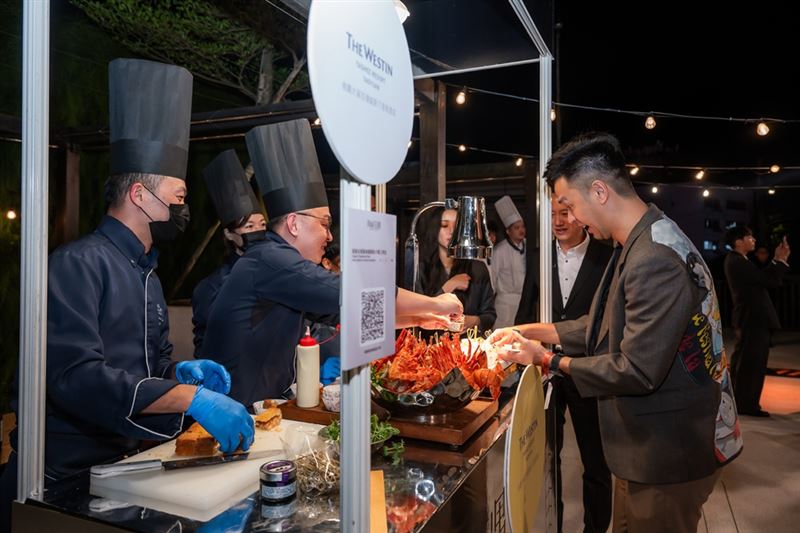 夜市攤位以多款創意料理重現台灣特色夜市氛圍，讓賓客近距離感受在地飲食的豐富樣貌（圖為桃園大溪笠復威斯汀度假酒店）。（圖／飯店旅宿業者提供）