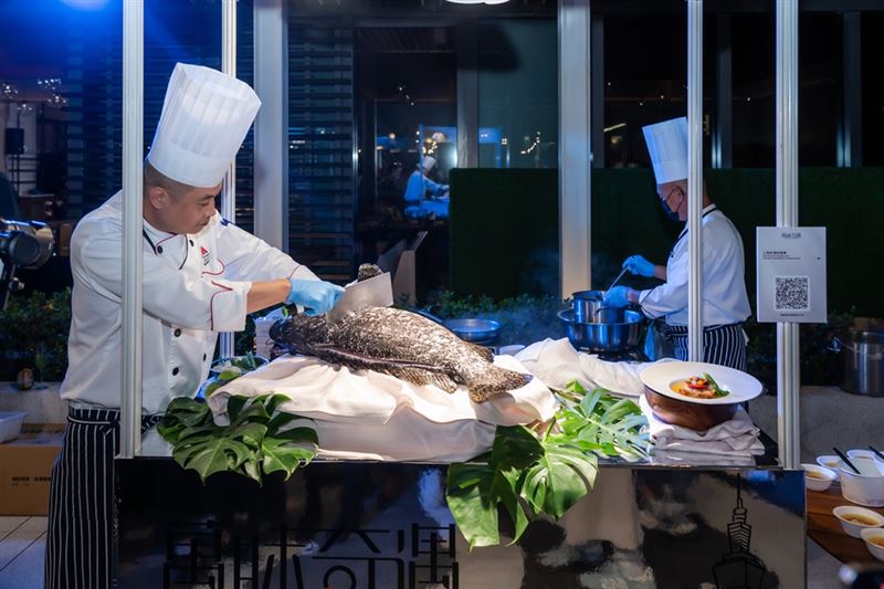 夜市攤位以多款創意料理重現台灣特色夜市氛圍，讓賓客近距離感受在地飲食的豐富樣貌 (圖為高雄萬豪酒店)。（圖／飯店旅宿業者提供）