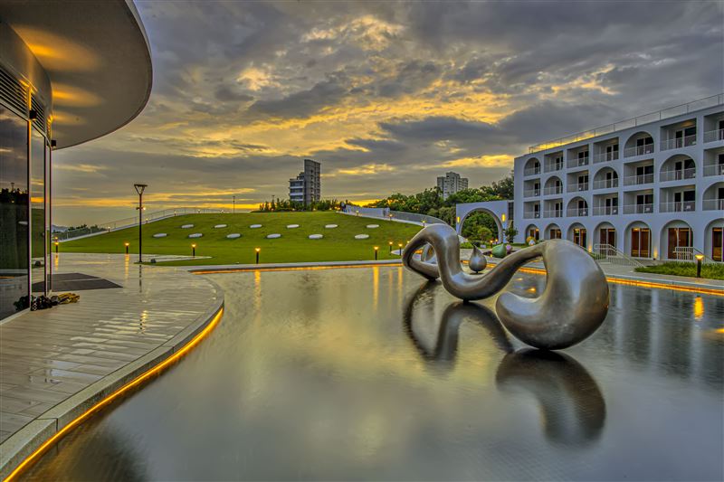將捷金鬱金香酒店坐落淡水河岸，串聯藝文與人文旅遊。（圖／飯店旅宿業者提供）