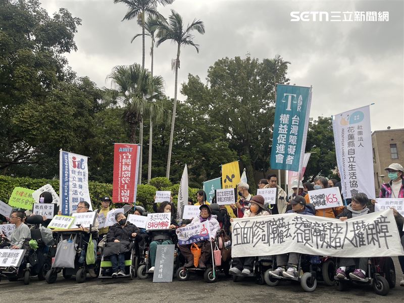 台灣身心障礙者自立生活聯盟等超過30個障礙團體，今日齊聚在行政院門口辦「追悼會」表達訴求。（圖／記者蔣季容攝影）
