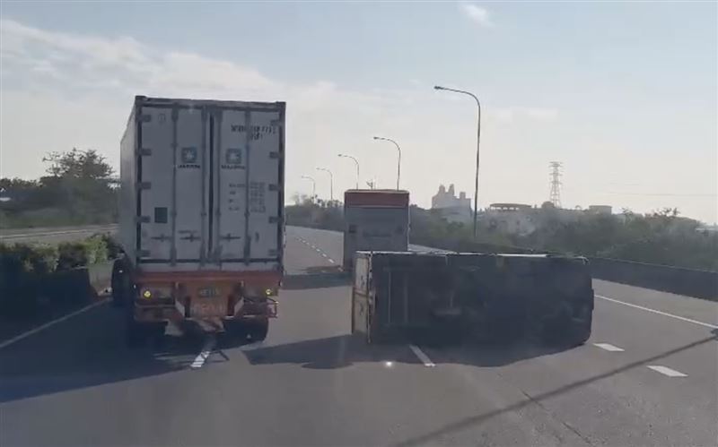 小貨車為了閃避轎車撞上另輛車造成翻覆。（圖／翻攝畫面）