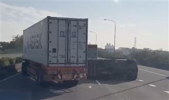 國1連環撞！小貨車「閃鬼切車」失控翻覆