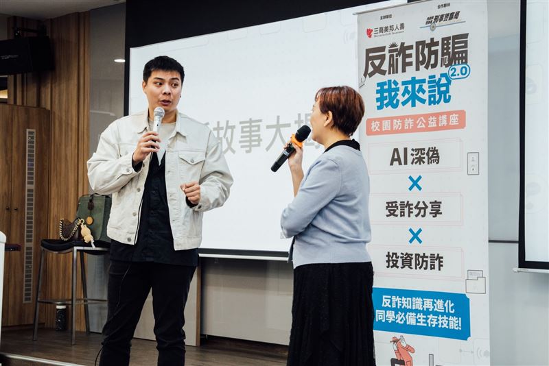 火舞表演者謝岳鵬於講座中分享意外被騙去緬甸詐騙園區的20天恐怖驚魂經歷，並提供學生避免被騙去詐騙園區的防詐撇步。（圖／主辦單位提供）